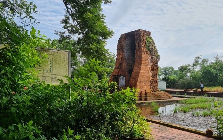 Tháp cổ Vinh Hưng