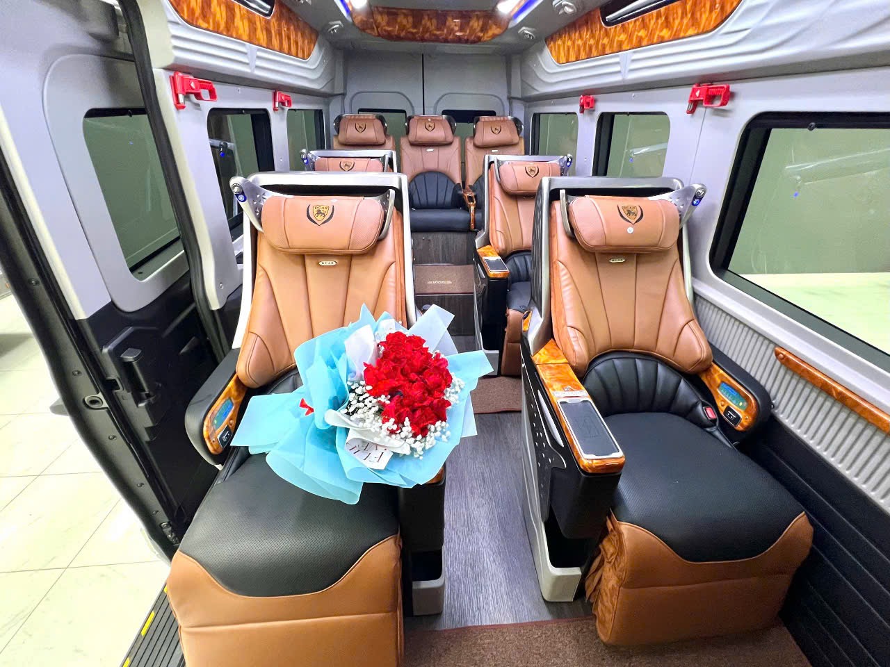 Thuê xe Limousine 9- 11 chỗ