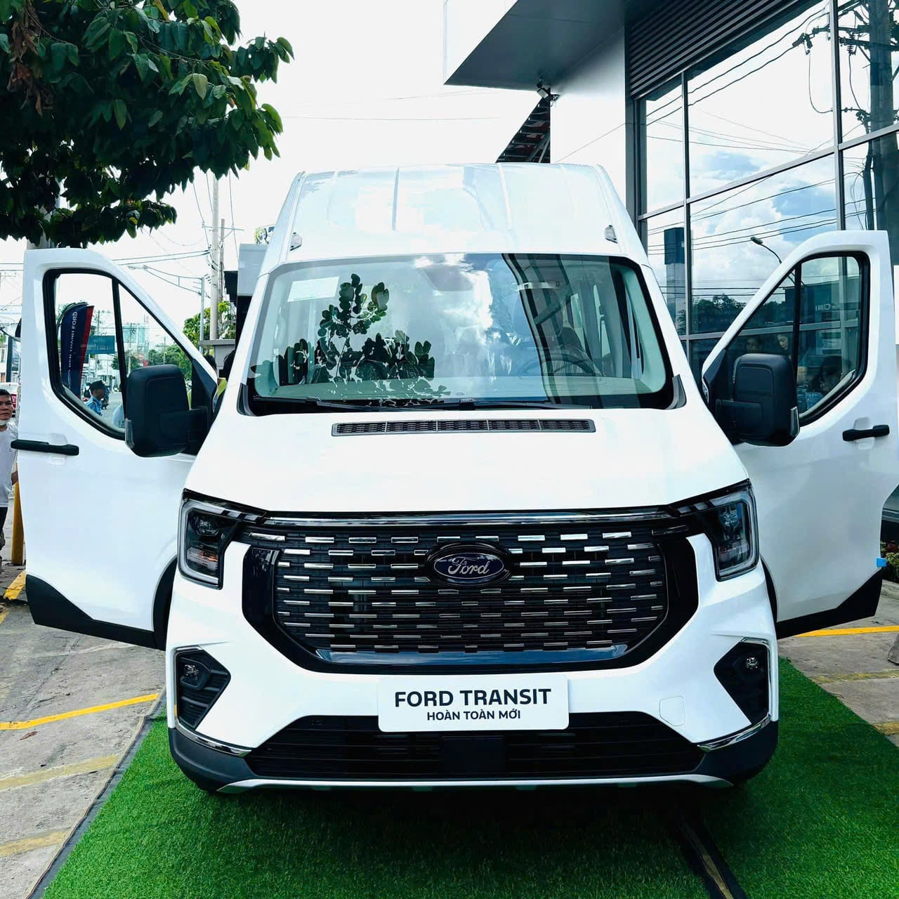 Thuê xe 16 chỗ ford đời mới