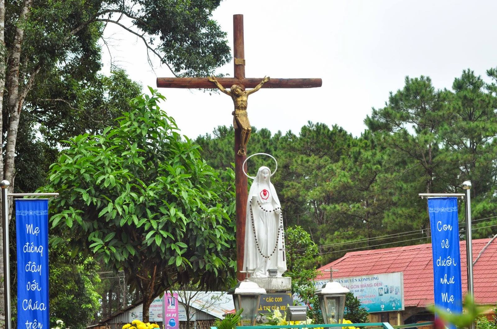 Hành hương Đức Mẹ Măng Đen